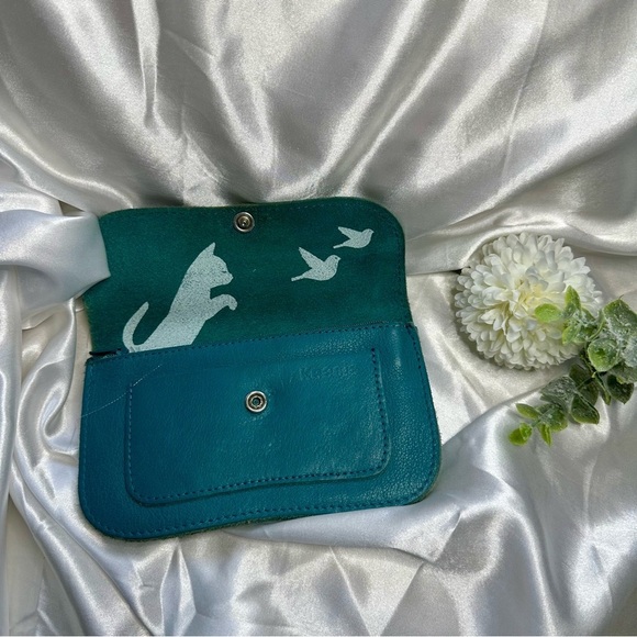 Leather Keecie wallet with a silkscreen of a cat chasing a bird on the inside - Picture 4 of 16